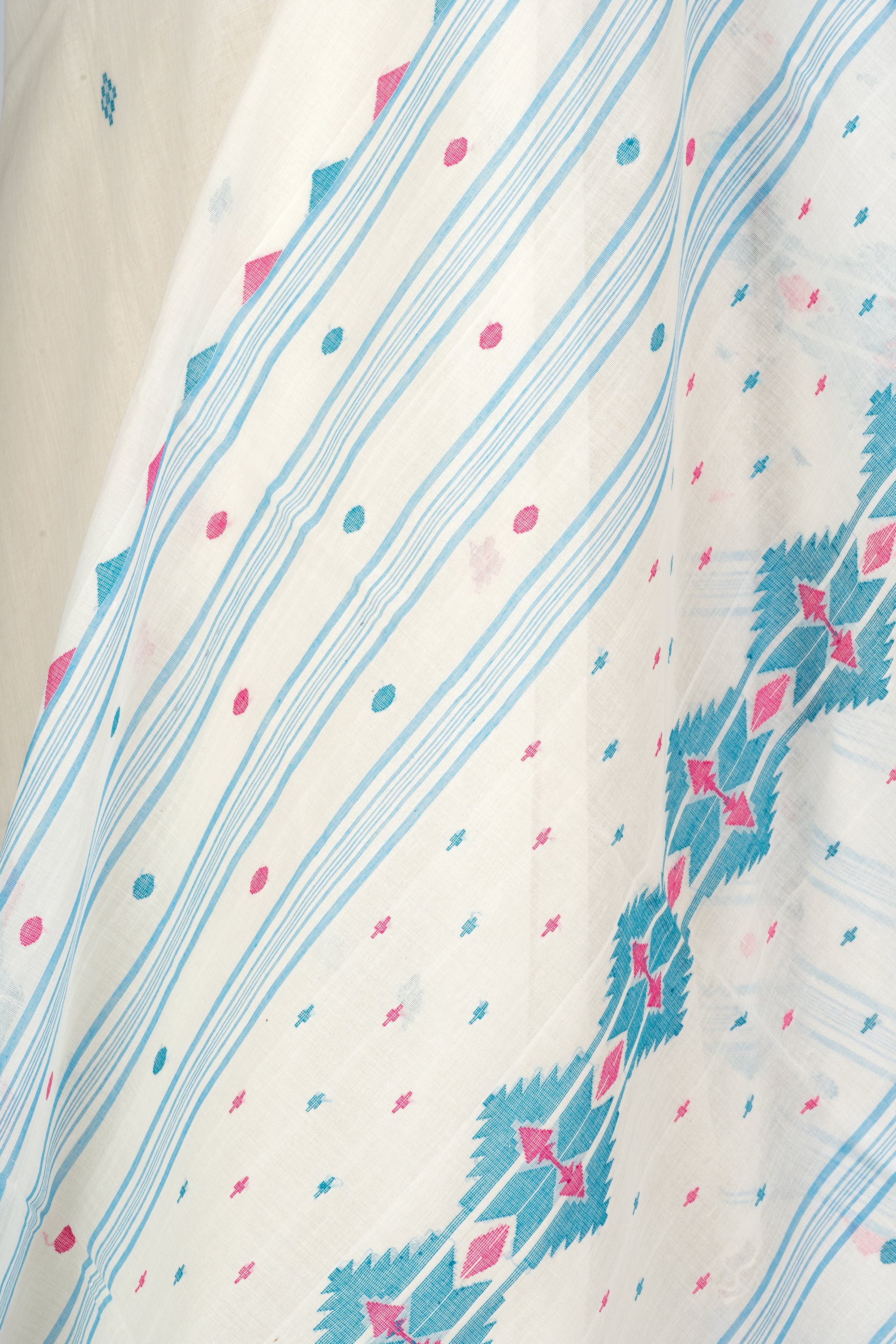 White Handwoven Jamdani Bengal Cotton Saree