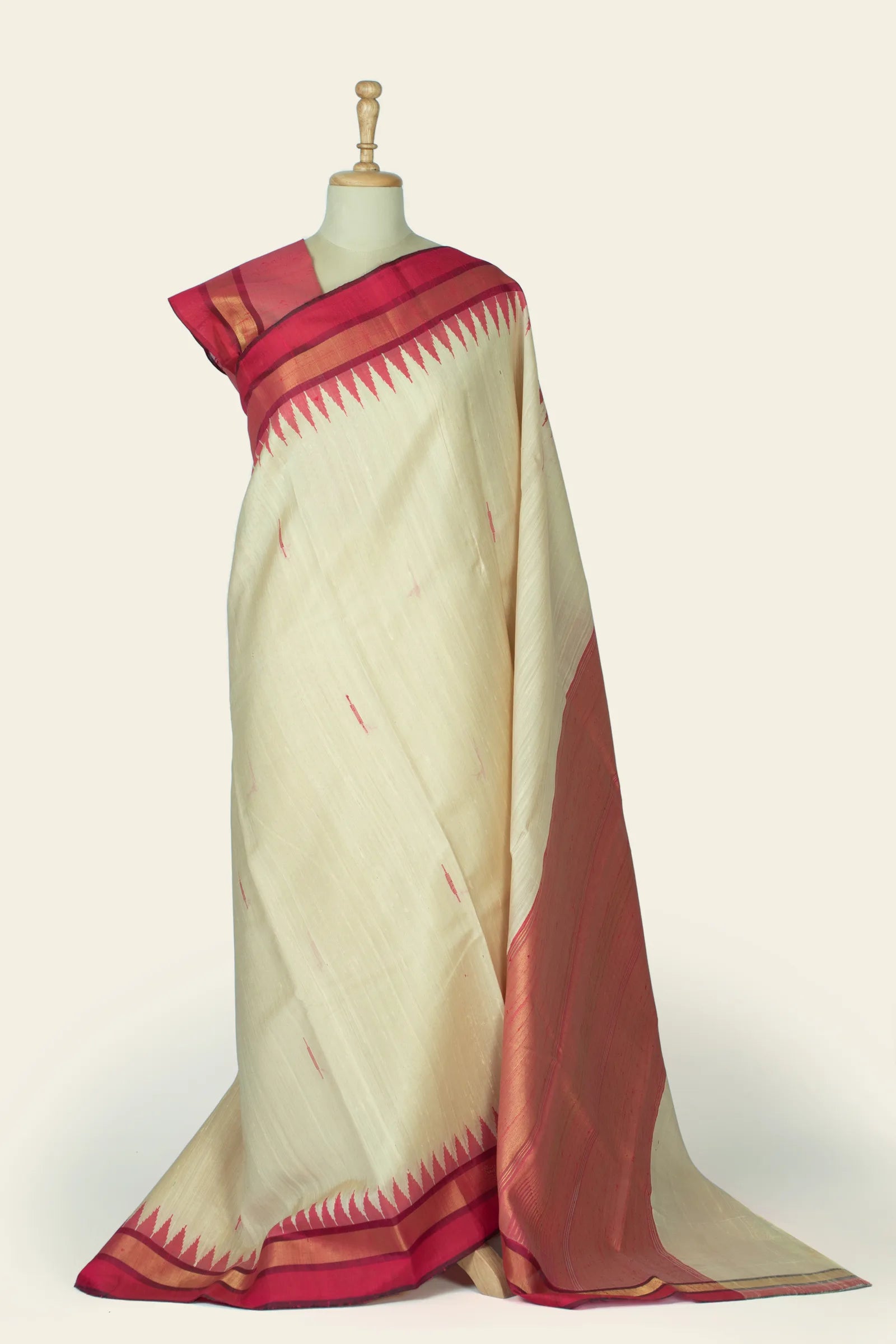 Full-length front drape of a cream saree shown on a mannequin with a deep pink and gold border and a wide pink pallu.
