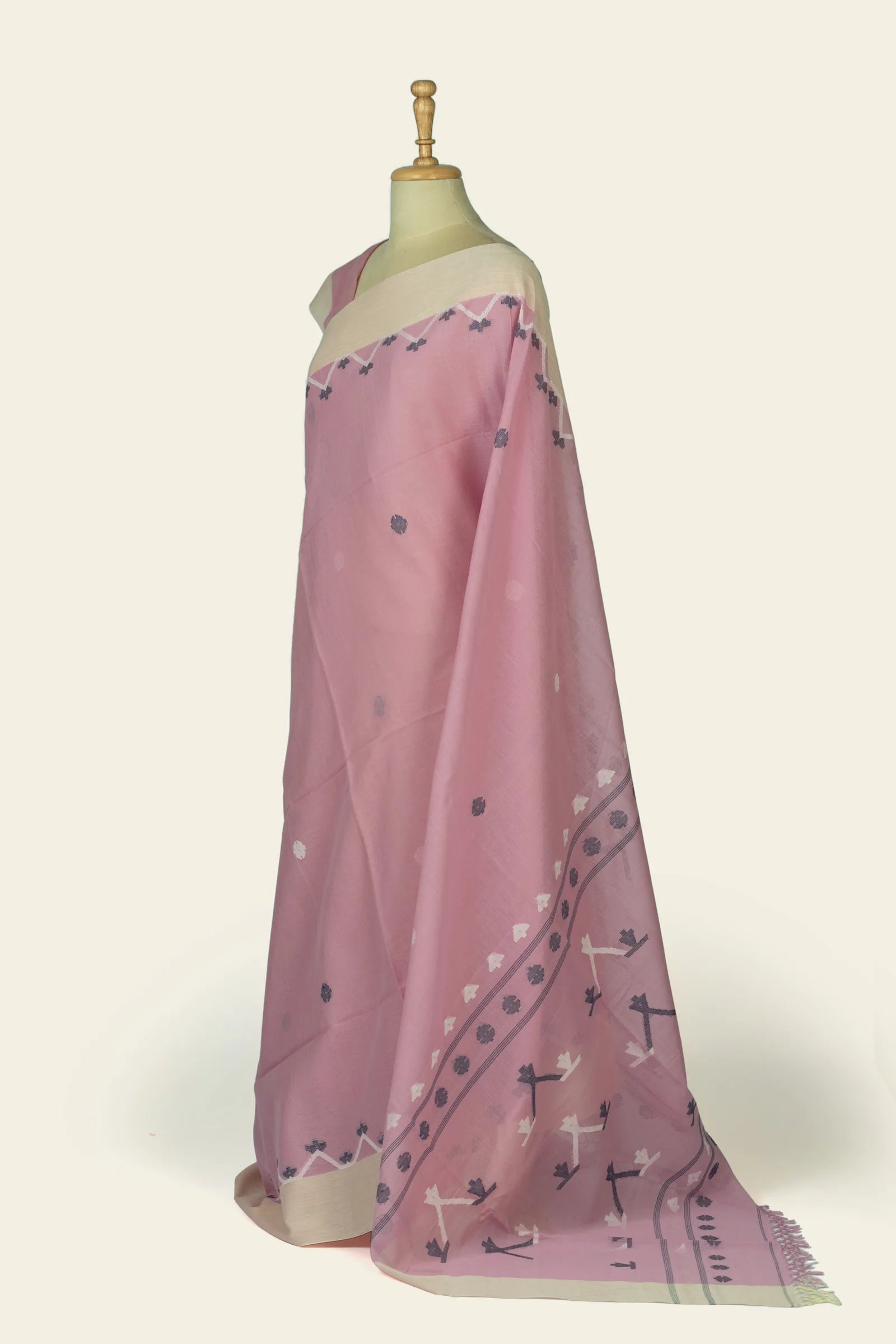 Side view of the saree showing the body drape and a longer pallu with geometric floral motifs along the border.
