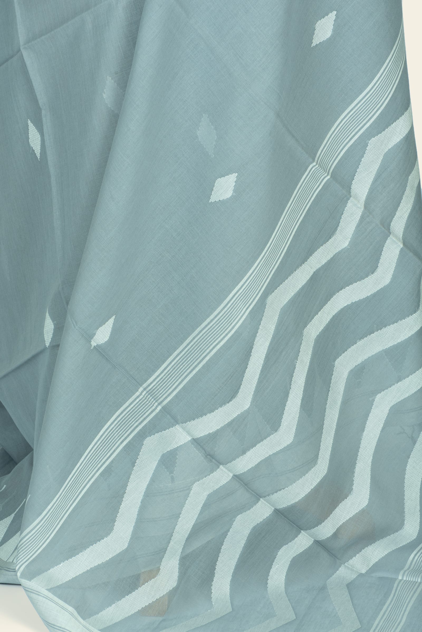 Texture and weave close-up of the pallu showing the zigzag pattern, striped border and woven diamond butis.